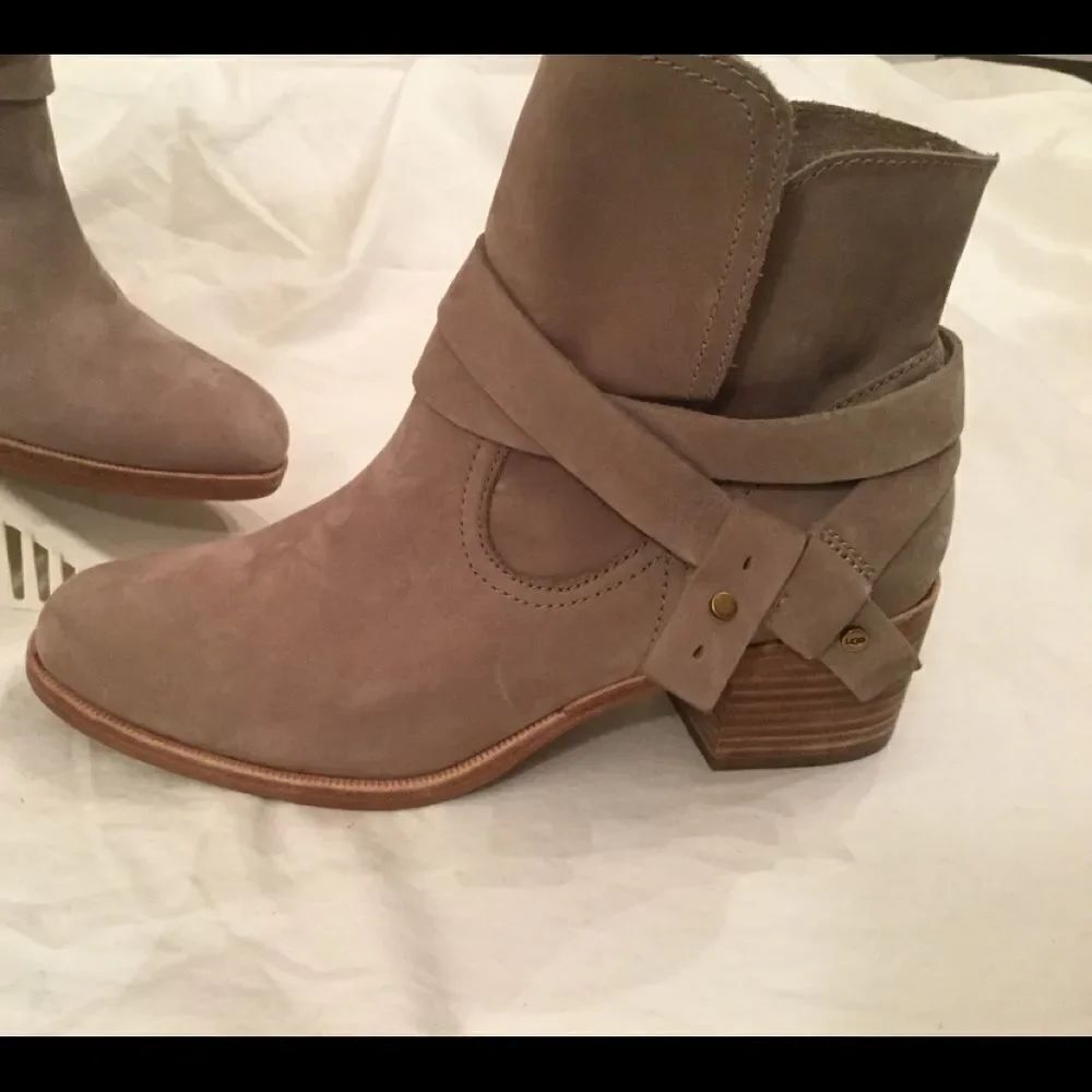 New WOMENS UGG 1019148  ELORA NUBUCK  SAHARA BOOTS